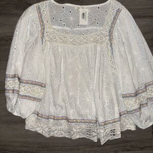 Oli & Hali White Floral Embroidered Blouse